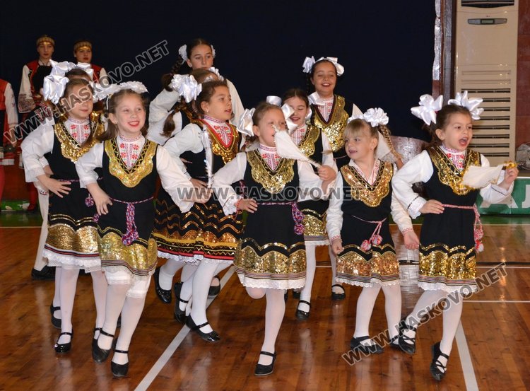 Стотици от Хасково изпратиха своето приятелство на Ники през концерта за нея на МВР