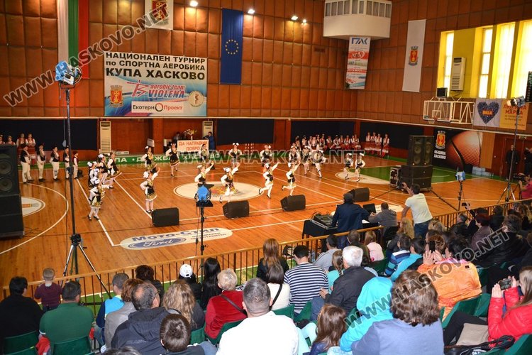 Стотици от Хасково изпратиха своето приятелство на Ники през концерта за нея на МВР