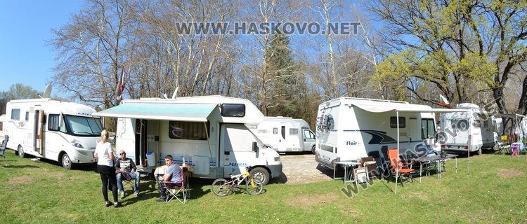 Над 100 кемпера от цялата страна приюти парк "Марица" 