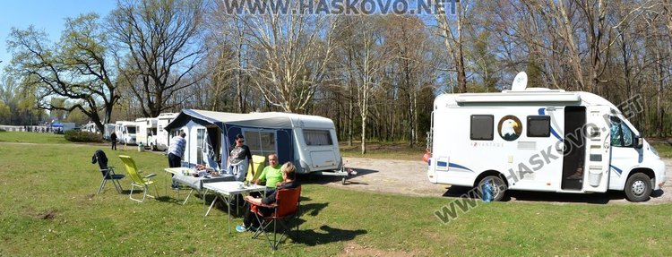 Над 100 кемпера от цялата страна приюти парк "Марица" 