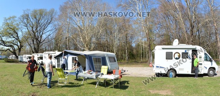 Над 100 кемпера от цялата страна приюти парк "Марица" 