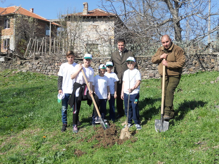 Децата от Буково станаха лесовъди за един ден