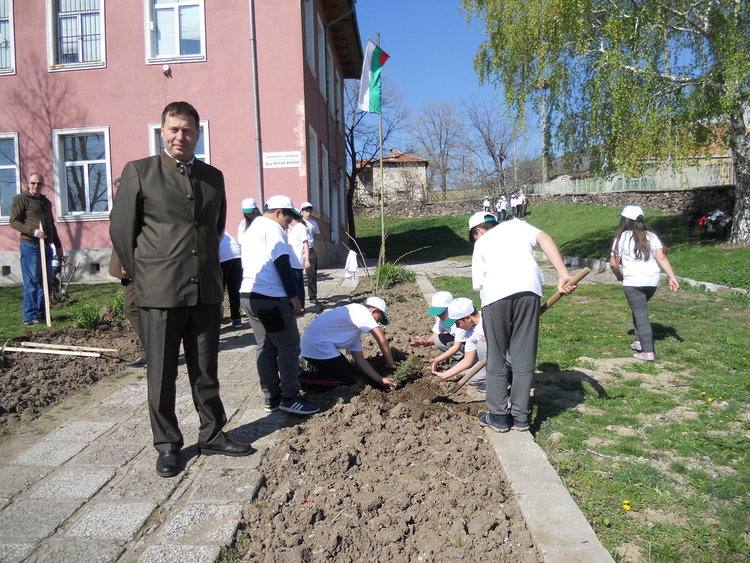 Децата от Буково станаха лесовъди за един ден