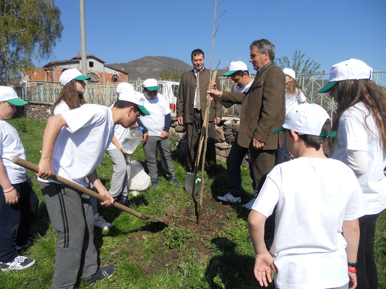 Децата от Буково станаха лесовъди за един ден