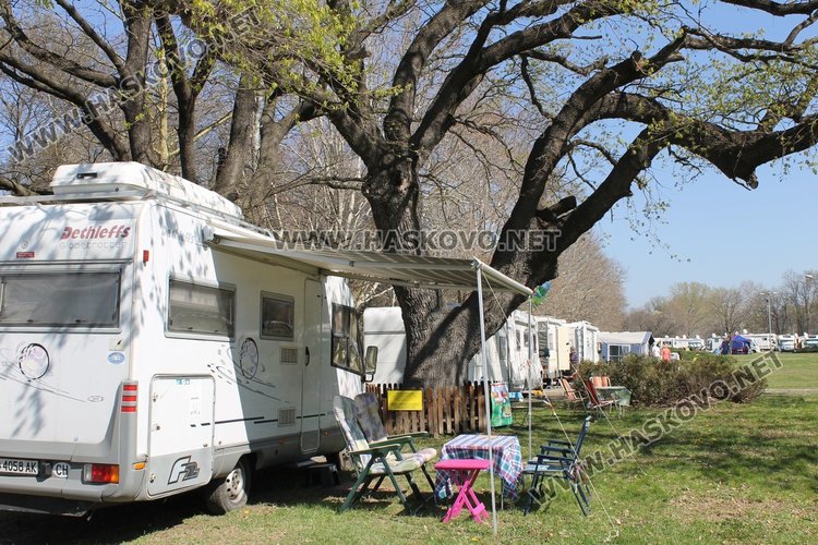 Над 100 кемпера от цялата страна приюти парк "Марица" 
