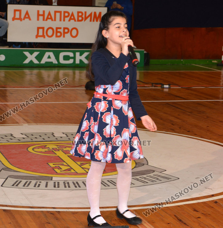 Стотици от Хасково изпратиха своето приятелство на Ники през концерта за нея на МВР