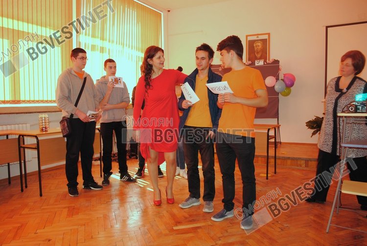 Ученици мериха знания по езици, съпроводени от испански ритми и с почерпка от традиционни английски сладкиши