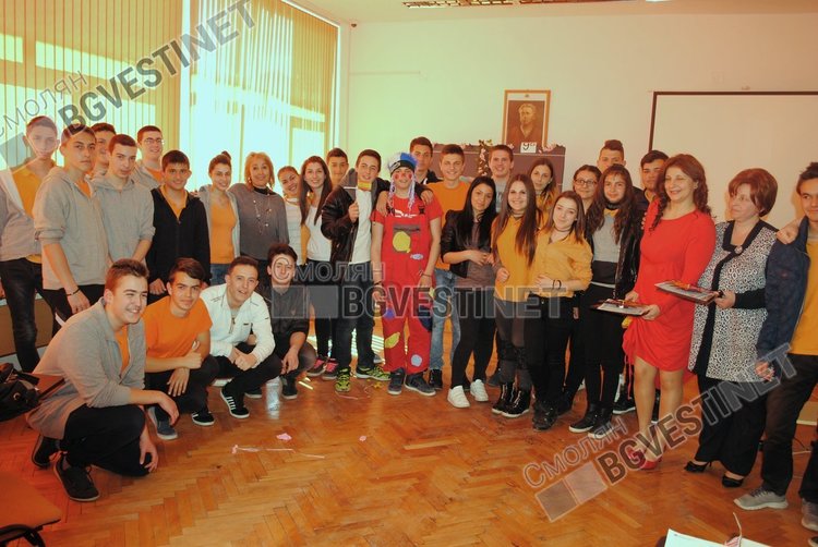 Ученици мериха знания по езици, съпроводени от испански ритми и с почерпка от традиционни английски сладкиши