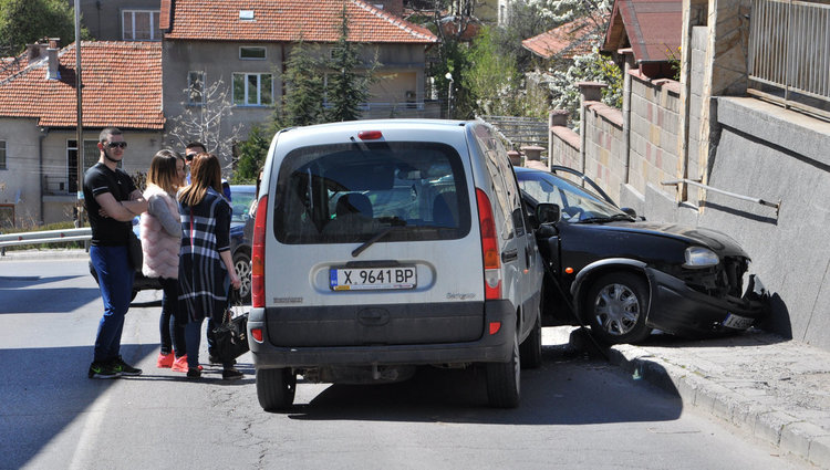 Трима ранени във верижна катастрофа на „Дунав”