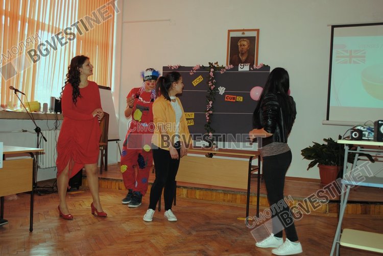 Ученици мериха знания по езици, съпроводени от испански ритми и с почерпка от традиционни английски сладкиши