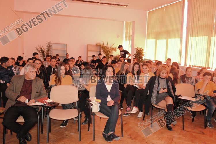 Ученици мериха знания по езици, съпроводени от испански ритми и с почерпка от традиционни английски сладкиши