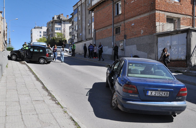 Трима ранени във верижна катастрофа на „Дунав”