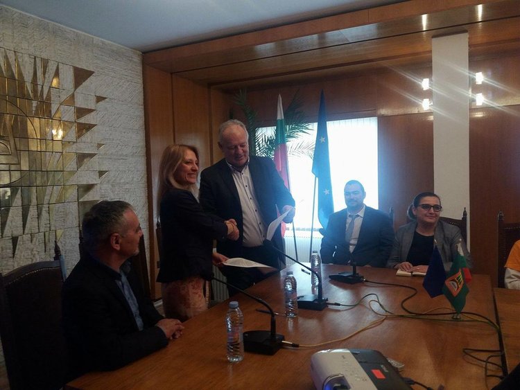 Общината и Джуниър Ачийвмънд подкрепят младежкото предприемачество в Смолян