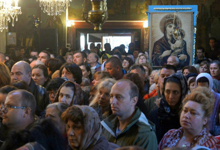 Митрополит Николай оглави литургията в чест на празника "Възхвала на Света Богородица - Златна ябълка"