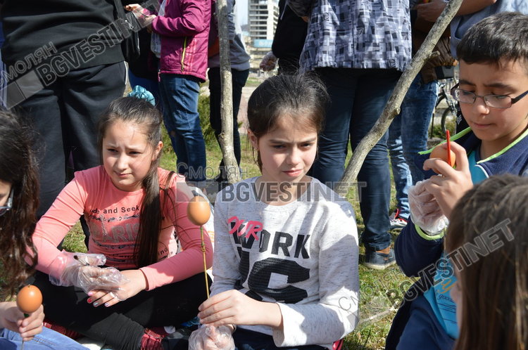Деца създадоха празнично настроение, украсиха дръвчета с великденски яйца