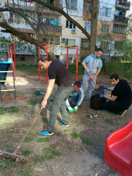 Живеещи на ул."Ем.Станев" се включиха в пролетното почистване на Димитровград