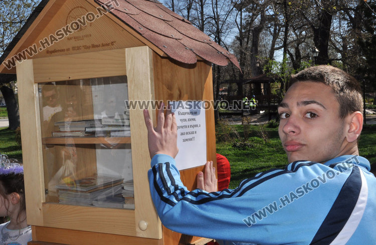 Самураи и принцеси напълниха нова къщичка за книги в Градската градина