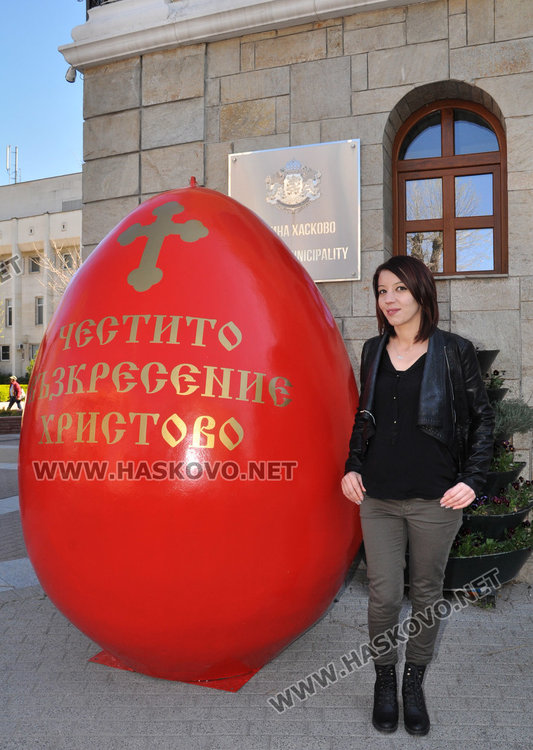 Поставиха огромно яйце пред общината, спускат и с парашут