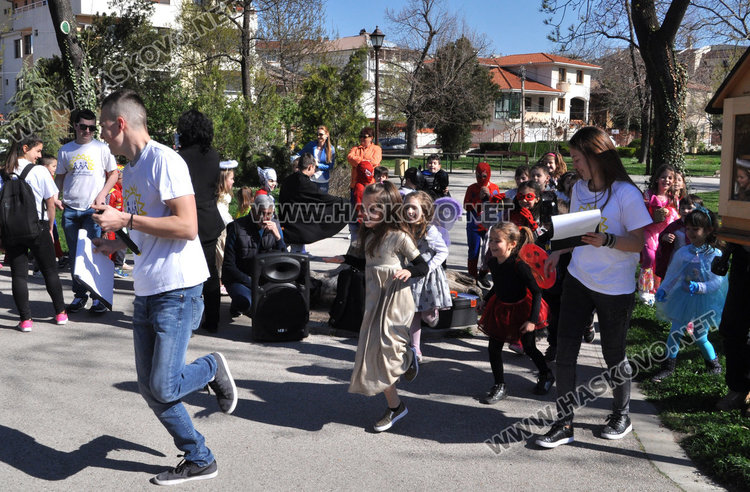 Самураи и принцеси напълниха нова къщичка за книги в Градската градина