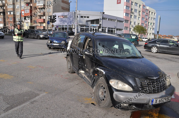 Крайслер засече Рено на кръстовището на „Васил Левски“ и „Дунав“