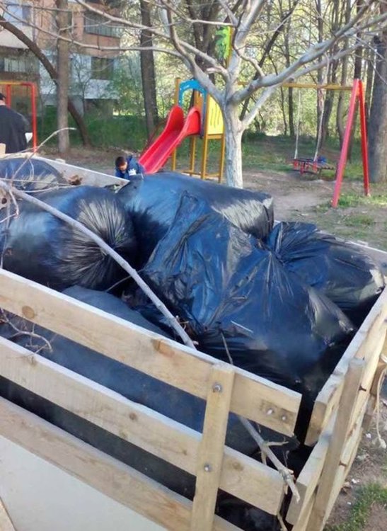 Живеещи на ул."Ем.Станев" се включиха в пролетното почистване на Димитровград