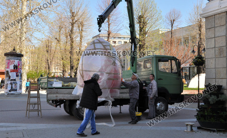 Поставиха огромно яйце пред общината, спускат и с парашут