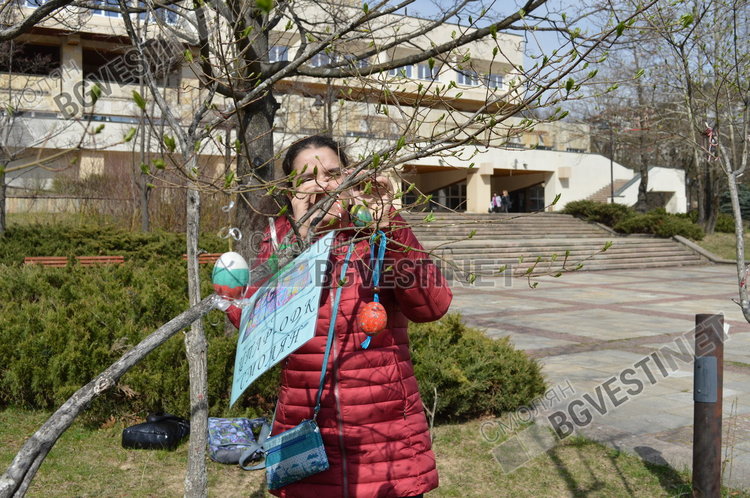 Деца създадоха празнично настроение, украсиха дръвчета с великденски яйца