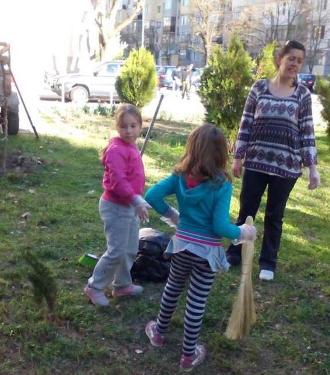 Живеещи на ул."Ем.Станев" се включиха в пролетното почистване на Димитровград
