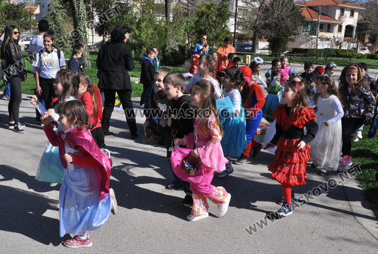 Самураи и принцеси напълниха нова къщичка за книги в Градската градина