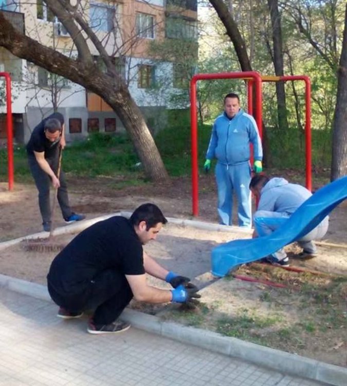 Живеещи на ул."Ем.Станев" се включиха в пролетното почистване на Димитровград