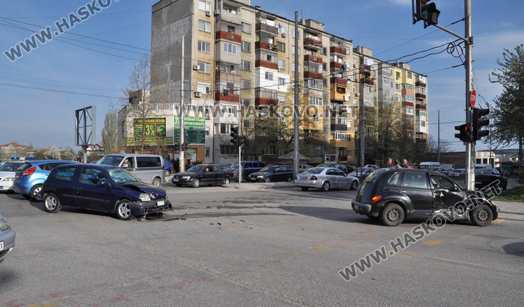 Крайслер засече Рено на кръстовището на „Васил Левски“ и „Дунав“