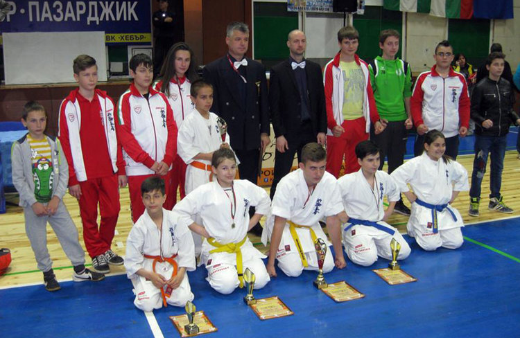 Четири медала за каратеките на “Мълния“ от Национално първенство