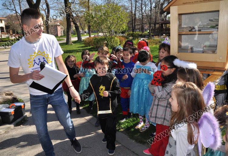 Самураи и принцеси напълниха нова къщичка за книги в Градската градина