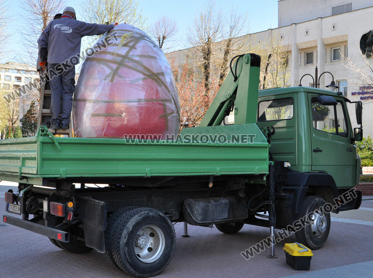 Поставиха огромно яйце пред общината, спускат и с парашут