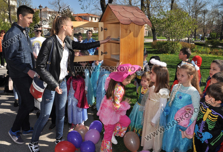 Самураи и принцеси напълниха нова къщичка за книги в Градската градина