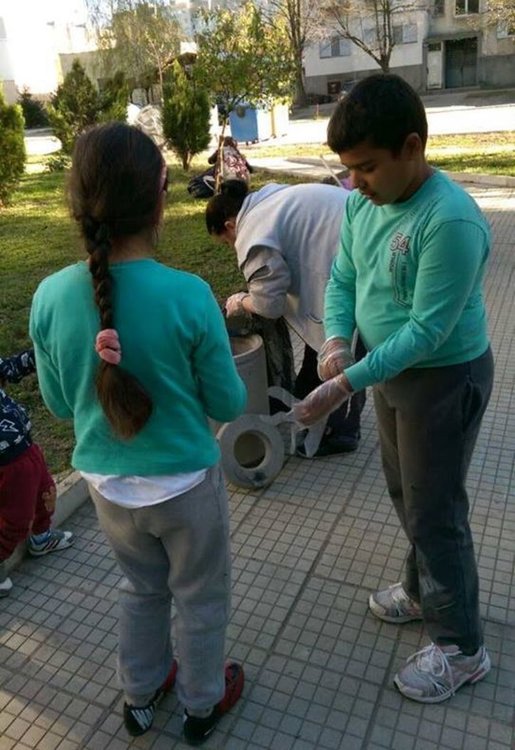 Живеещи на ул."Ем.Станев" се включиха в пролетното почистване на Димитровград