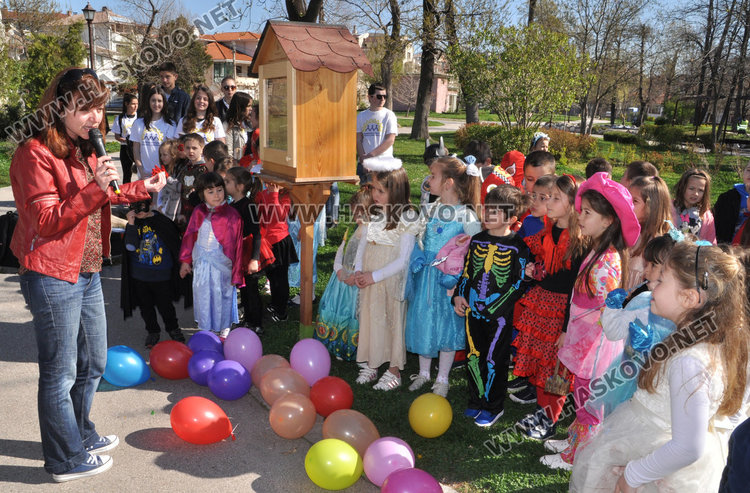 Самураи и принцеси напълниха нова къщичка за книги в Градската градина