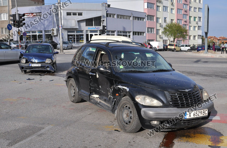 Крайслер засече Рено на кръстовището на „Васил Левски“ и „Дунав“
