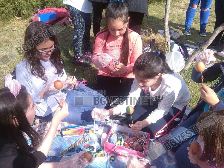 Деца създадоха празнично настроение, украсиха дръвчета с великденски яйца