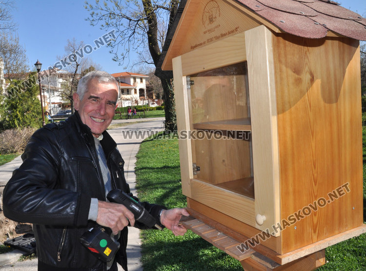 Самураи и принцеси напълниха нова къщичка за книги в Градската градина