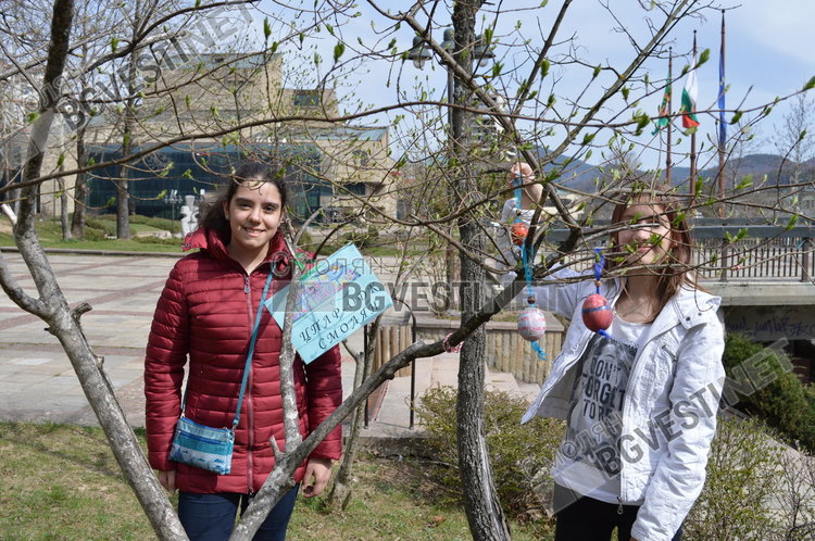 Деца създадоха празнично настроение, украсиха дръвчета с великденски яйца