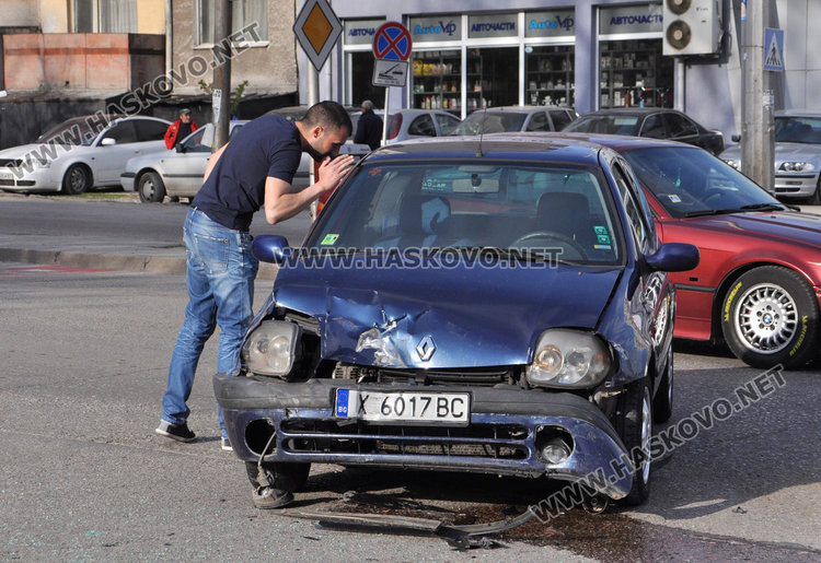 Крайслер засече Рено на кръстовището на „Васил Левски“ и „Дунав“