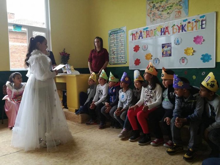 Първолаци отпразнуваха своята грамотност в обновена класна стая