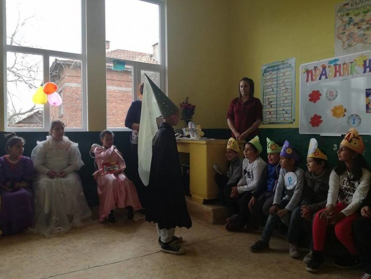 Първолаци отпразнуваха своята грамотност в обновена класна стая