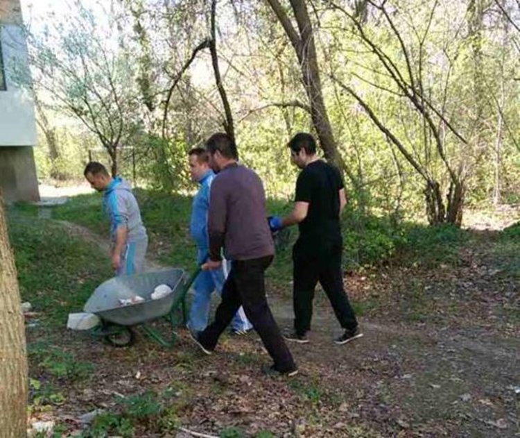 Живеещи на ул."Ем.Станев" се включиха в пролетното почистване на Димитровград