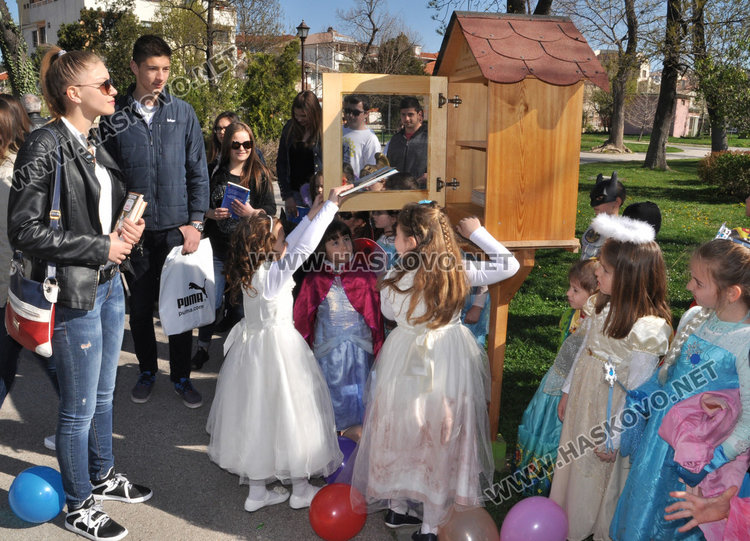 Самураи и принцеси напълниха нова къщичка за книги в Градската градина