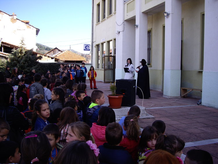 Добрата фея пребори Злата вещица в забавен празник за малките читатели в Чепеларе