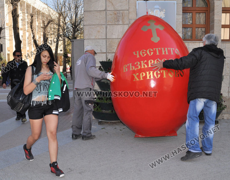 Поставиха огромно яйце пред общината, спускат и с парашут