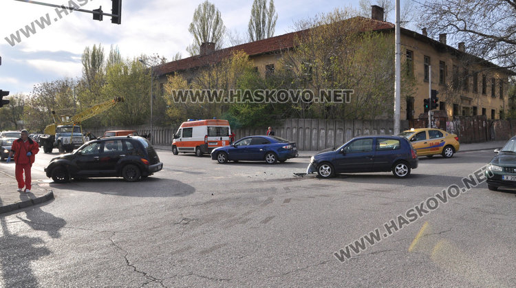 Крайслер засече Рено на кръстовището на „Васил Левски“ и „Дунав“