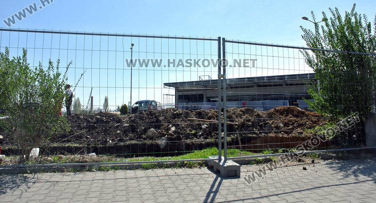 Пени маркет става база на куриерска фирма